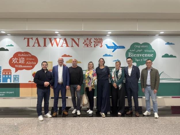 圖說：比利時聯邦眾議院外交委員會主席暨國會友台小組共同主席范荷芙（Els Van Hoof，右三）率團訪台，外交部歐洲司專門委員陳俊華（右二）接機致意。