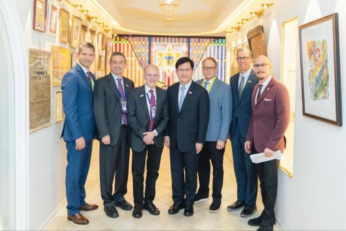 圖說一：外交部長林佳龍（中）與AIPAC會長卡明斯基（Bernard Kaminetsky，左三）、董事會主席圖卿（Michael Tuchin，左二）、執行長布蘭特（Elliot Brandt，左一）、國際事務主任施奈德（Stephen Schneider，右三）、營運長克里斯汀森（Arne Christenson，右二）及「薛智偉猶太社區中心」創辦人薛智偉（Jeffrey D. Schwartz，右一）合影。