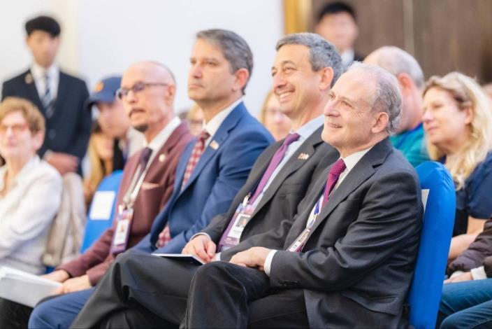 圖說四：（由右至左）AIPAC會長卡明斯基（Bernard Kaminetsky）、董事會主席圖卿（Michael Tuchin）、執行長布蘭特（Elliot Brandt）及「薛智偉猶太社區中心」創辦人薛智偉（Jeffrey D. Schwartz）聆聽外交部長林佳龍致詞。