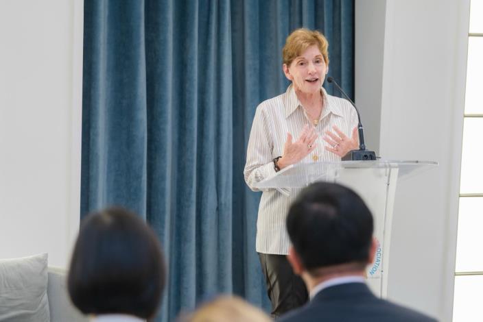 圖說二：AIPAC前會長法金（Amy Friedkin）邀請外交部長林佳龍致詞。