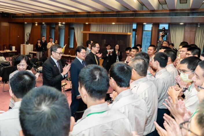 圖說四：外交部政務次長陳明祺（左二）、外交部國經司司長連玉蘋（左一）、內政部役政司副司長陳裕興（左四）及國合會秘書長黃玉霖（左三）於典禮後關心勸勉役男。
