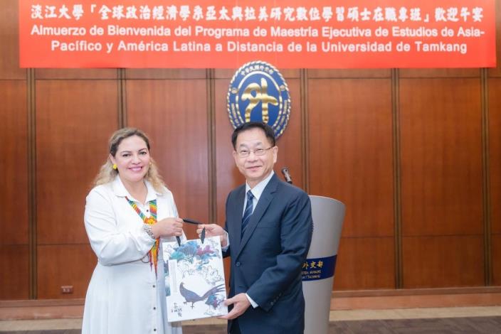 圖說三：厄瓜多籍新生Lia Molina代表全體學員接受外交部常務次長葛葆萱致贈禮品。