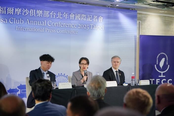 圖說一：蕭美琴副總統在福爾摩沙俱樂部台北年會國際記者會致詞。