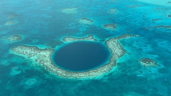 圖說四：俯瞰貝里斯大藍洞（Great Blue Hole）美景。