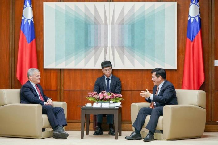 圖說三：外交部長林佳龍（右）與美國北卡羅萊納州州長史坦（Josh Stein，左）就雙邊經貿合作交換意見。