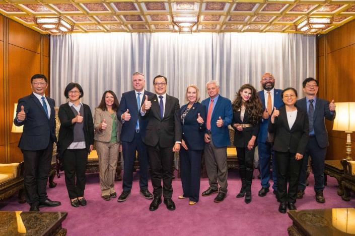 圖說一：外交部政務次長陳明祺（左五）款宴美國新英格蘭地區州議會領袖訪問團。