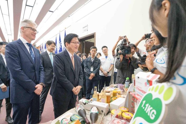 圖說五：外交部長林佳龍、澳洲辦事處代表馮國斌（Robert Fergusson）參觀並聽取農青大使展示自家農產品。