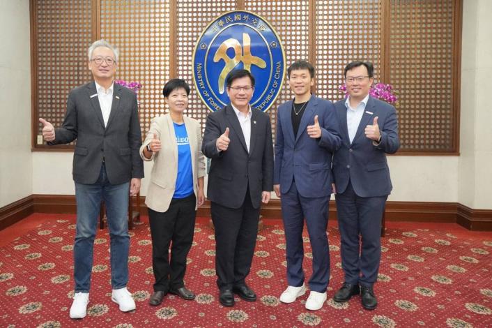 圖說四：外交部長林佳龍、運動部長李洋、我國無任所大使劉柏君、外交部政務次長吳志中及運動部政務次長鄭世忠合影。