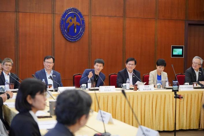 圖說三：首次外交運動兩部雙部長會議討論熱烈。