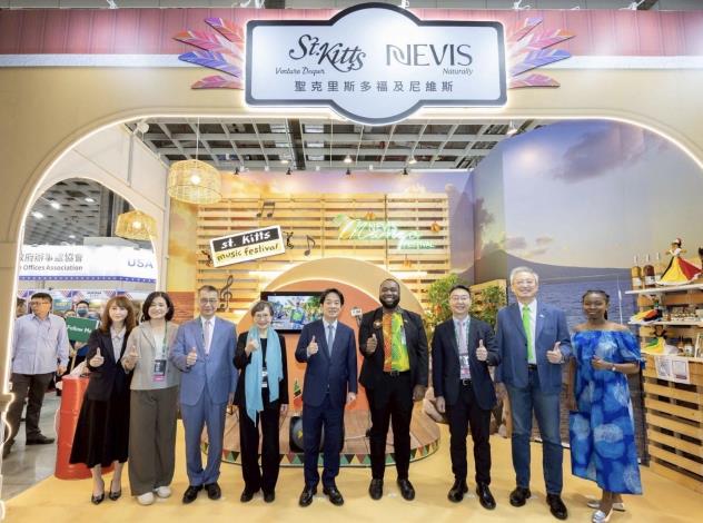 圖說四：賴清德總統（中）、台灣觀光協會會長簡余晏（左一）、外交部政務次長吳志中（右二）與聖克里斯多福及尼維斯駐台大使范東亞（Donya Lynex Francis，右四）參觀克國展攤。