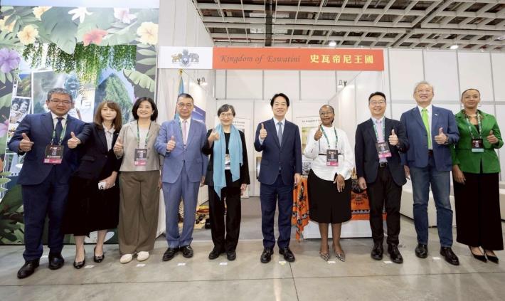 圖說二：賴清德總統（右五）、台灣觀光協會會長簡余晏（左二）、外交部政務次長吳志中（右二）與史瓦帝尼王國駐台代辦熊葳（Nontokozo Shongwe-Tsabedze，右四）參觀史國展攤。