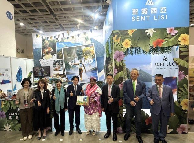 圖說五：賴清德總統（左四）、台灣觀光協會會長簡余晏（左二）、外交部政務次長吳志中（右二）與聖露西亞駐台臨時代辦費若芬( Rovin C. Février，右四）參觀露國展攤。