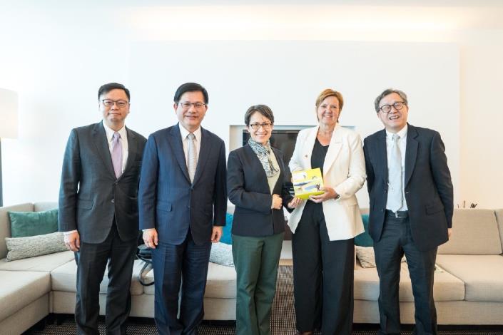 圖說四：擔任IPAC比利時共同主席的比利時眾議院外交委員會主席Els Van Hoof（右二）接機歡迎蕭美琴副總統及外交部長林佳龍。