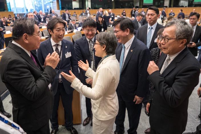 圖說五：蕭美琴副總統於演講後，偕外交部長林佳龍與現場議員互動。