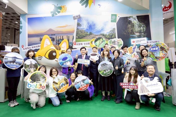 圖說四：外交部長林佳龍、台灣觀光協會會長簡余晏、外交部拉美司司長鄭力城及中美洲經貿辦事處主任徐韶慧參觀「中美洲館」展攤並感謝國內旅遊業者熱情參與。