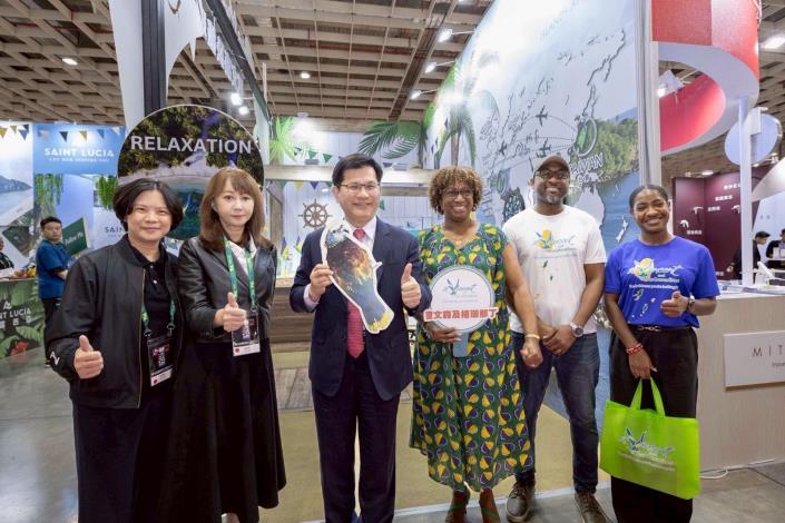 圖說一：外交部長林佳龍（左三）、台灣觀光協會會長簡余晏（左二）、與聖文森及格瑞那丁駐台大使柏安卓（Andrea Clare Bowman，右三）參觀聖國展攤。