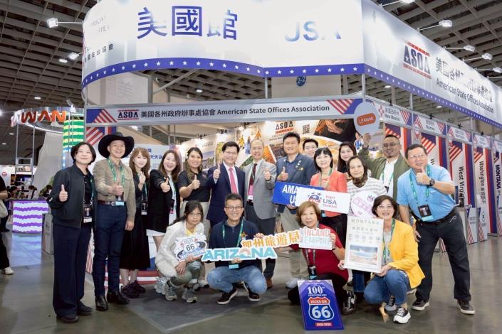 圖說五：外交部長林佳龍（後排左六）與台灣觀光協會會長簡余晏（後排左三）參觀「美國館」展攤。