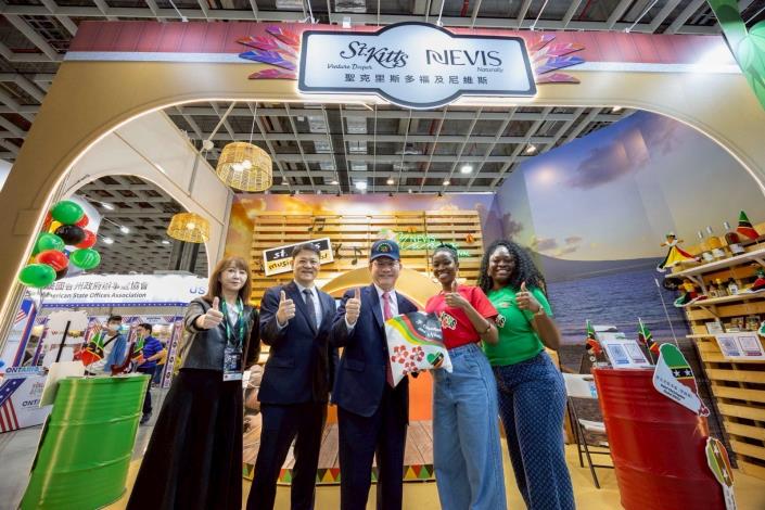 圖說三：外交部長林佳龍（中）、台灣觀光協會會長簡余晏（左一）及外交部拉美司司長鄭力城（左二）參觀聖克里斯多福及尼維斯展攤。