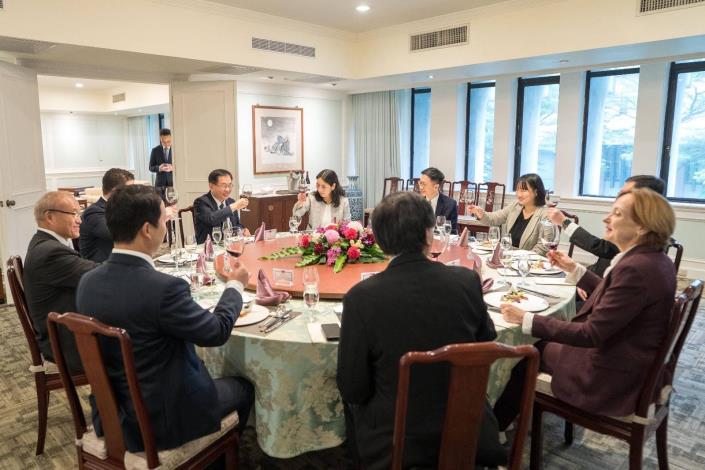 圖說二：外交部常務次長葛葆萱午宴款待歐銀中小企業金融發展總處訪台團。