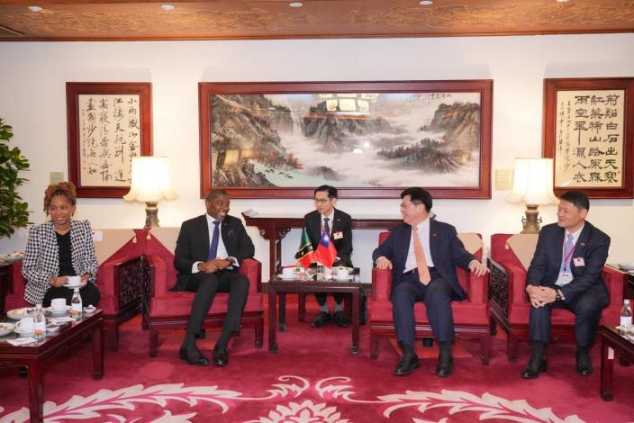 圖說二：外交部長林佳龍（右二）歡迎聖克里斯多福及尼維斯聯邦總理德魯（Terrance Drew）伉儷（左二及左一）率團訪台。