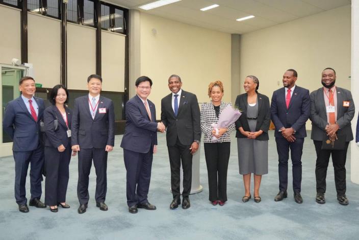 圖說一：外交部長林佳龍（左四）於機場迎接聖克里斯多福及尼維斯聯邦總理德魯（Terrance Drew）伉儷（右五及右四）訪問團。