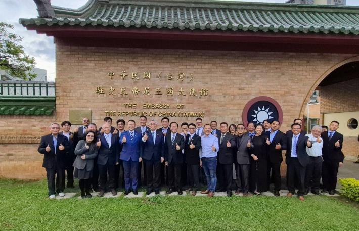 圖說二：我國駐史瓦帝尼王國代表梁洪昇大使（前左五）於大使館歡迎非南地區台商考察團。