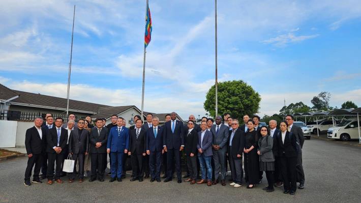 圖說一：我國駐史瓦帝尼王國代表梁洪昇大使（前左七）陪同非南地區台商考察團拜會總理戴羅素（Russell Dlamini，前左八）並合影。