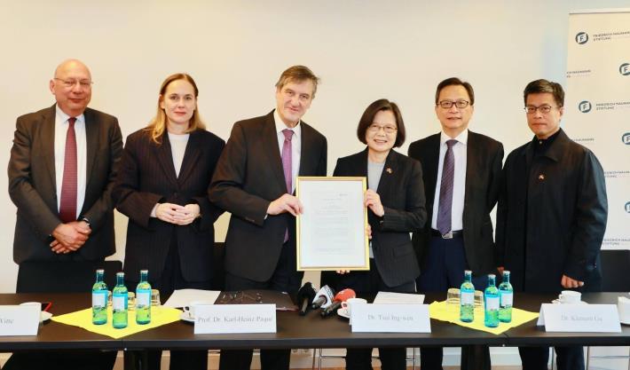 圖說七：蔡英文前總統接受諾曼自由基金會（Friedrich Naumann Foundation）頒贈友誼獎狀。