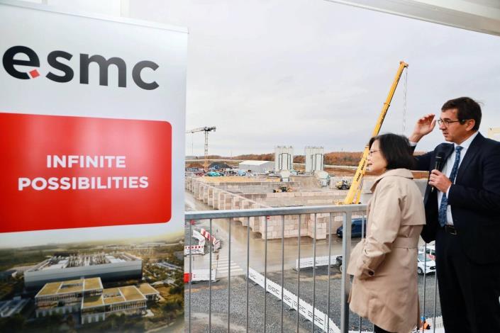 圖說三：蔡英文前總統訪視歐積電（ESMC）廠區工程。