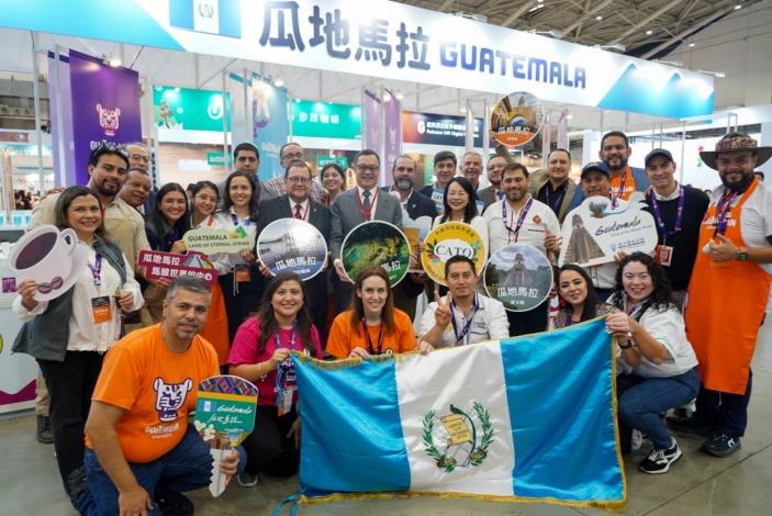 圖說五：外交部政務次長陳明祺（第二排左七）、瓜地馬拉駐台大使艾特維（Luis Raúl Estévez，第二排左六）、瓜地馬拉咖啡協會（Anacafé）理事長Andrés Destarac（第二排右四）與瓜國14家參展咖啡廠商合影。
