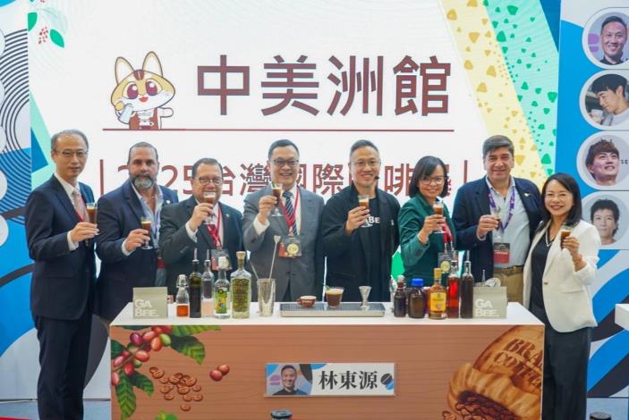 圖說三：外交部政務次長陳明祺（左四）、貝里斯駐台大使梅凱瑟（Katherine Vanessa Meighan，右三）、瓜地馬拉駐台大使艾特維（Luis Raúl Estévez，左三）及中美洲經貿辦事處主任徐韶慧（右一）為中美洲館開幕並試喝2025世界杯咖啡烈酒大賽季軍林東源（右四）特調貝里斯蘭姆酒結合瓜地馬拉咖啡調酒。
