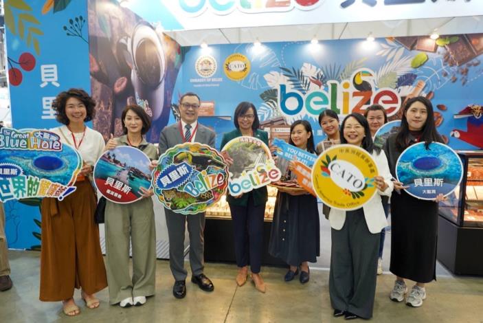 圖說四：外交部政務次長陳明祺（左三）與貝里斯駐台大使梅凱瑟（Katherine Vanessa Meighan，左四）於貝里斯攤位合影。