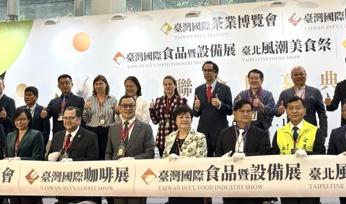 圖說二：外交部政務次長陳明祺（左三）、瓜地馬拉駐台大使艾特維（Luis Raúl Estéve，左二）、貝里斯駐台大使梅凱瑟（Katherine Vanessa Meighan，左一）及各國與會代表一同出席開幕剪綵儀式。