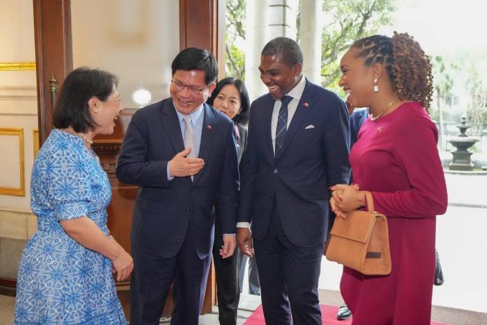 圖說一：外交部長林佳龍夫婦（左二及左一）歡迎聖克里斯多福及尼維斯聯邦總理德魯（Terrance Drew）伉儷（右二及右一）訪問團。