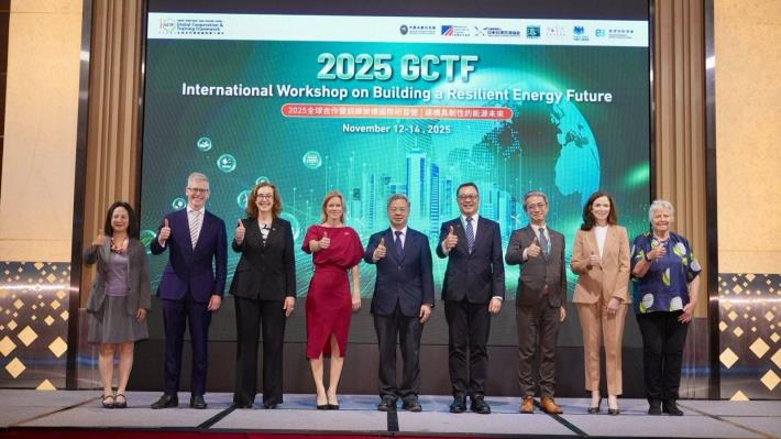 圖說一：「全球合作暨訓練架構」（GCTF）能源韌性國際研習營開幕，並歡迎英國正式加入GCTF。合影貴賓包括外交部政務次長陳明祺（右四）、經濟部長龔明鑫（中）、英國在台辦事處代表包瓊郁（左四）、美國在台協會副處長梁凱雯（左三）、日本台灣交流協會總務部長杮澤未知（右三）、澳洲辦事處代表馮國斌（左二）、加拿大駐台北貿易辦事處代表何曼麗（右二）、專題演講人Kerry Schott AO（右一）及經濟部能源署主任秘書翁素真（左一）。
