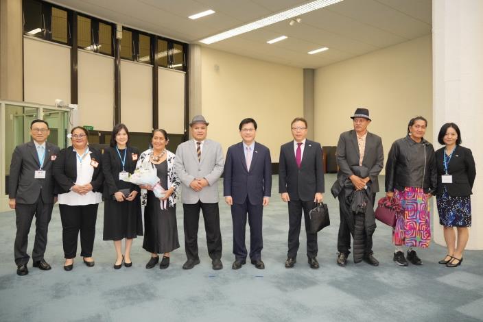 圖說二：外交部長林佳龍（右五）與吐瓦魯國戴斐立（Hon. Feleti Teo）總理伉儷（左五、左四）等訪團貴賓於機場合影。