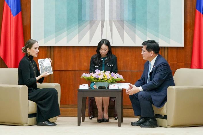 圖說二：馬特維丘克主席（Oleksandra Matviichuk，左）向外交部長林佳龍（右）介紹「Living the War」專書，關注戰爭下的烏克蘭平民及人權議題。