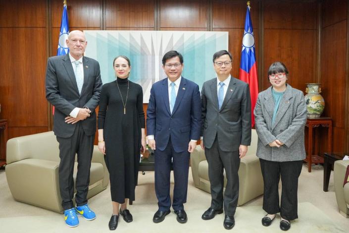 圖說四：外交部長林佳龍（中）接見馬特維丘克主席（Oleksandra Matviichuk，左二）及諾曼基金會東南亞及東亞區域總監克萊納‧布羅克霍夫（Moritz Kleine-Brockhoff，左一）。