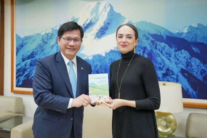 圖說三：外交部長林佳龍（左）與馬特維丘克主席（Oleksandra Matviichuk，右）相互贈禮合影。