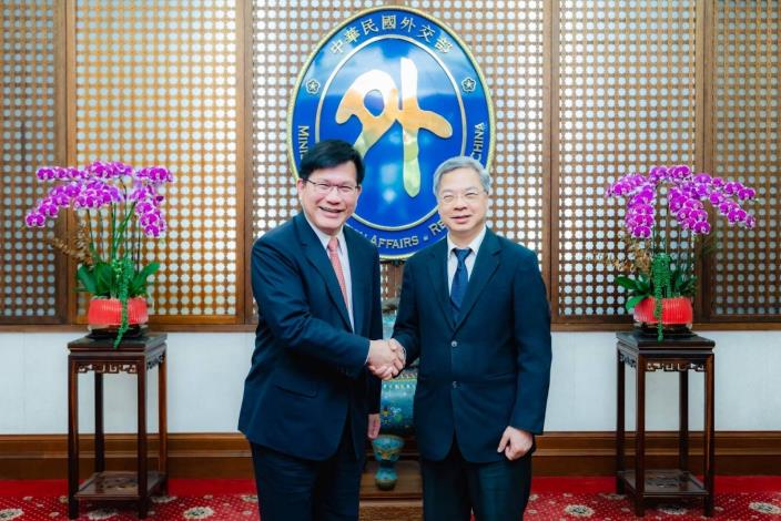 圖說一：外交部長林佳龍（左）及經濟部長龔明鑫（右）合影。