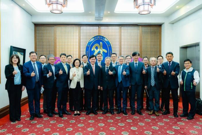 圖說三：外交部長林佳龍（前排左六）、經濟部長龔明鑫（前排左七）及兩部人員團體合影。