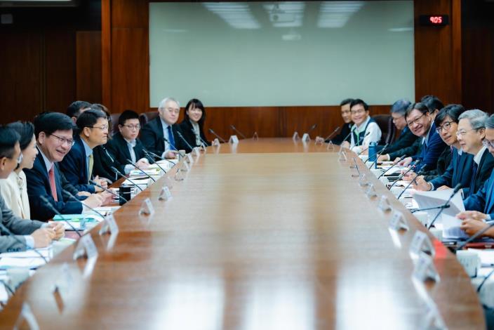 圖說二：外交部及經濟部雙部長會議討論熱烈。