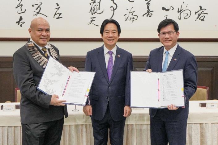 圖說三：賴清德總統（左二）見證吐瓦魯國總理戴斐立（Feleti Teo，左一）與外交部長林佳龍（右一）簽署「臺吐團結共榮條約」。