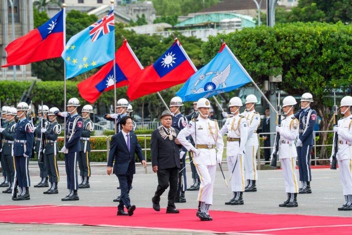 圖說一：吐瓦魯國總理戴斐立（Feleti Teo）接受賴清德總統軍禮歡迎。
