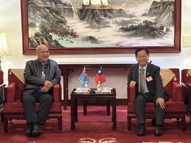 圖說五：外交部常務次長葛葆萱（右）代表我國政府歡送吐瓦魯國總理戴斐立（Feleti Teo，左）。