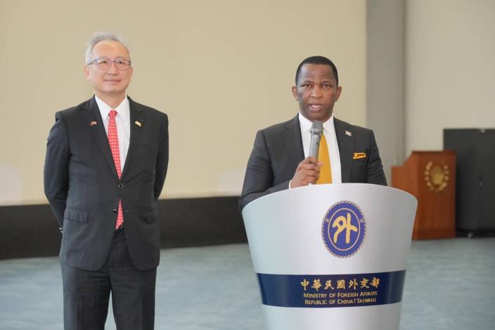 圖說二：史瓦帝尼王國眾議院議長馬布札（Jabulani Mabuza）於機場發表談話。