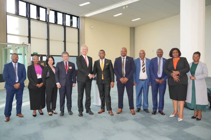 圖說三：外交部政務次長吳志中（左五）於機場與史瓦帝尼王國眾議院議長馬布札（Jabulani Mabuza，左六）訪團合影。