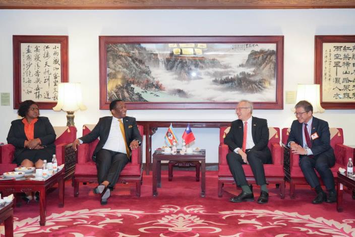圖說四：外交部政務次長吳志中（右二）與史瓦帝尼王國眾議院議長馬布札（Jabulani Mabuza，左二）晤談。