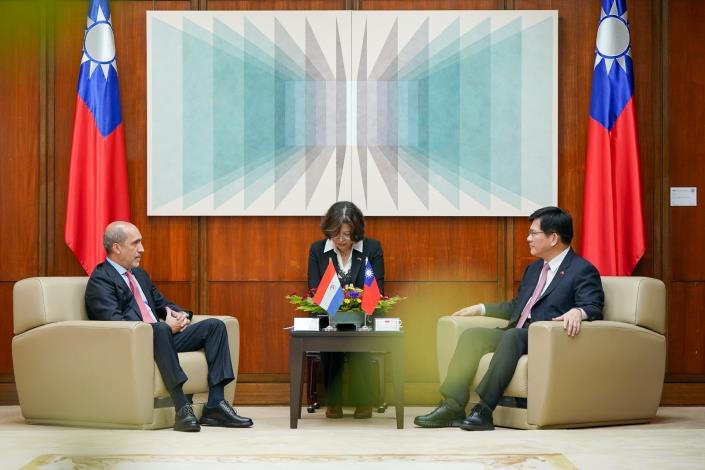 圖說一：外交部長林佳龍（右）接見巴拉圭外交部政務次長貝爾敦（Víctor Alfredo Verdún Bitar，左）。