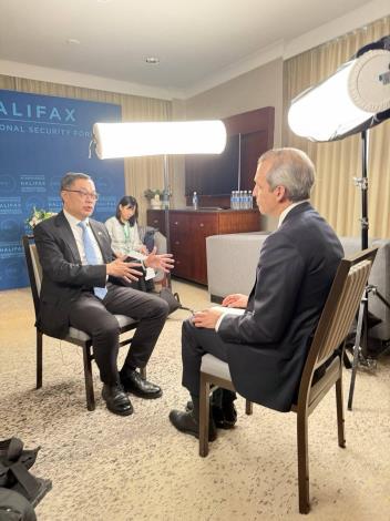 圖說二：外交部政務次長陳明祺在與會期間接受「美國公共電視網新聞時段」（PBS News Hour）記者Nick Schifrin專訪。